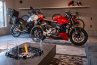 愛車を眺めつつお酒がたのしめるガレージ付き宿泊施設『BIKE GARAGE YAMANAKAKO』をオープン！富士山一望のウッドデッキやBBQスペースなども併設