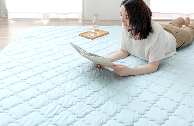 「もうソファはいらない!?」冷感タイプの極厚ラグがパワーアップ！極厚ラグに冷感カバーで、ととのう夏のクールな新体験