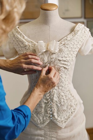 【DIOR】2025年クルーズ コレクションのインスピレーション源となったコスチューム ハウスとのコラボレーション秘話を公開