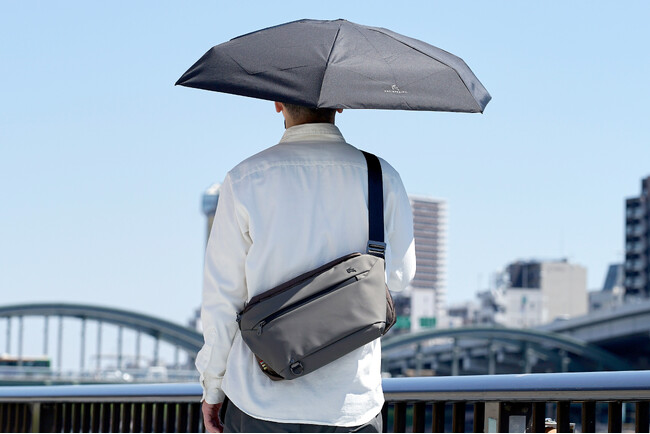 【新登場！オリジナル傘付き】夏の旅行やお出かけにぴったり！雨や猛暑でも頼れるタフさを持つ次世代ショルダーバッグ。夏やアクティブなシーンでも安心して使える夏に一押しアイテムが遂に登場