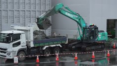 施工中の工事現場で、自動運転ショベルを長期安定運用