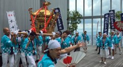 「阿倍野神輿（あべのみこし）」と「阪南獅子舞」があべのハルカスの展望台「ハルカス300」などを巡幸