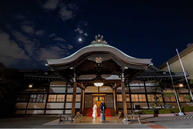 【明治記念館】“TOKYO Night Photo Wedding 2025”　令和7年10月1日（水）から12月27日（土）迄、光と影のコントラストで煌めく幻想的な写真の撮影が可能