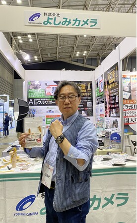 「信長デイトナ」、PHOTO NEXT 2025にて装着体験を実施 ─ よしみカメラ 一木代表による着用で関係者の注目集まる
