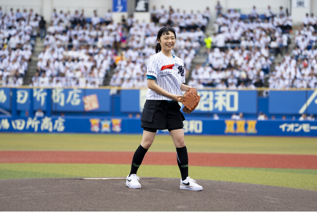 古川琴音さんがZOZOマリンスタジアムに登場　観客の声援をパワーに、人生初のファーストピッチセレモニーに挑戦!
