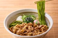京都・伊藤久右衛門 祇園四条店限定の新メニュー「牛肉と九条ねぎの冷やし抹茶そば」6月16日より提供開始