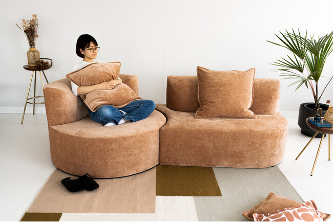 IKASAS DESIGN が、インテリアライフスタイル2025に出展。「入らない」お悩みを解決する圧縮ソファや、ライフスタイル変化に寄り添うモジュールソファ、和紙作家とのコラボ家具を初披露。