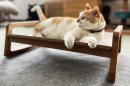 愛猫の休息に贅沢な無垢材のベッド