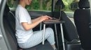 画像3 車内でタイピングする女性 画像3 車内でタイピングする女性