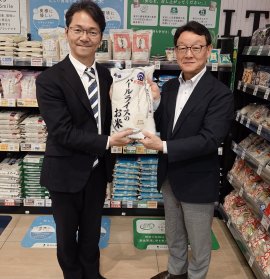 (左より NPO法人広島こども食堂支援センター様 理事長 越智 誠輝様、株式会社フレスタ 執行役員社長 谷本 満) (左より NPO法人広島こども食堂支援センター様 理事長 越智 誠輝様、株式会社フレスタ 執行役員社長 谷本 満)