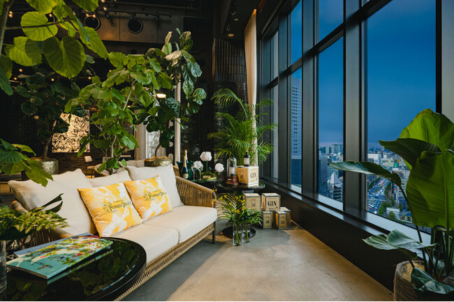 プレミアムジン「モンキー 47」やシャンパーニュ「ペリエ ジュエ」が登場　モンキージンをモチーフにした装飾やDJで盛り上がる　夏季限定プラン「Botanical Forest Nights」がスタート