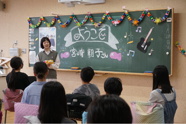 川崎市立新小倉小学校の児童が、川崎市出身３ピースロックバンドSHISHAMO Gt.Vo 宮崎朝子さんと一緒に校歌を作ることになりました！