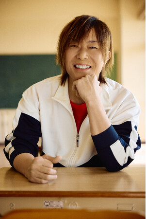 早くもランキング上位に躍り出た人気声優・谷山紀章の50歳を記念した写真集から、元陸上部らしく躍動する先行カットを公開！