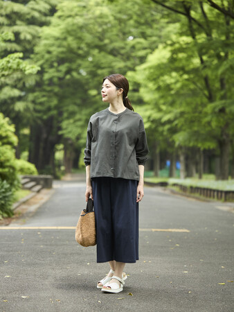 涼しくて軽い、おでかけOKな高島ちぢみの服を発売いたしました。