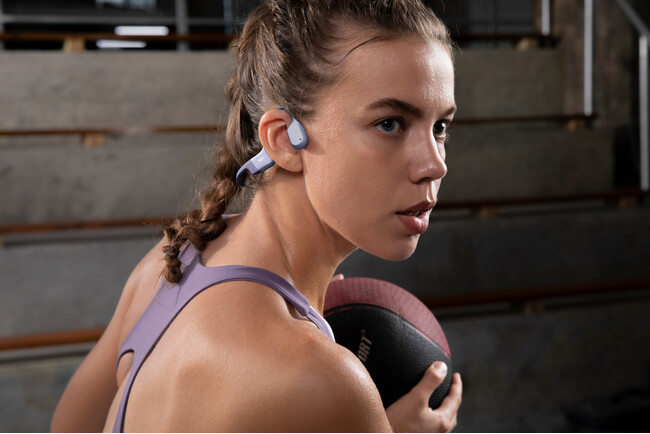 Shokz OpenRun パープル | 耳をふさがず、周囲の音も聞こえる骨伝導イヤホン OpenRunに新色登場