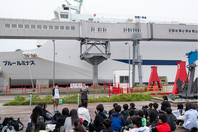 海の上で特別授業 ― 「海ノ民話のまちプロジェクト」が函館市立高丘小学校の海洋STEAM教育に協力