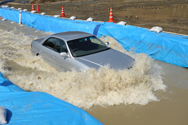 【JAF山形】山形県警がおこなう「水没車両からの救出救助訓練」に協力し、警察官らが水没した車内を疑似体験