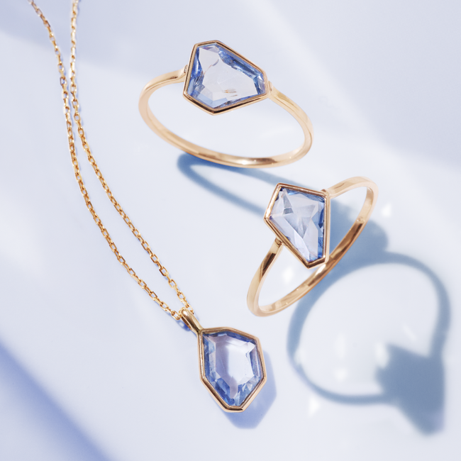 オリジナルカットのサファイア　淡いブルーのリングとネックレス「ペール サファイア」コレクション誕生