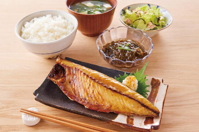 国産原料にこだわるプライベートブランド「自然派Style」から、九州で水揚げされた真あじ、さばの天日干しが新登場。