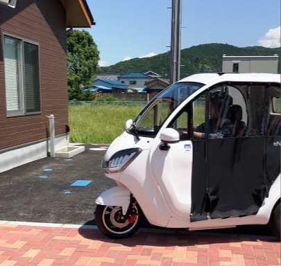 リニューアルオープンした道の駅おがわまちの関連施設にて、ワイヤレス充電搭載型トゥクトゥクが採用！