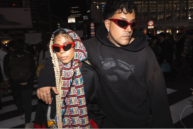 LA発の男女R&Bデュオのエモーショナル・オレンジズ、来日時に東京で撮影されたニューシングル「Only A Friend」のMVを公表