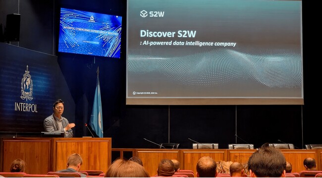 S2WがセキュリティAIの技術力を国際舞台で証明！弊社取締役、国際刑事警察機構の年次カンファレンスで登壇し、AI基盤の捜査支援テクノロジーを紹介