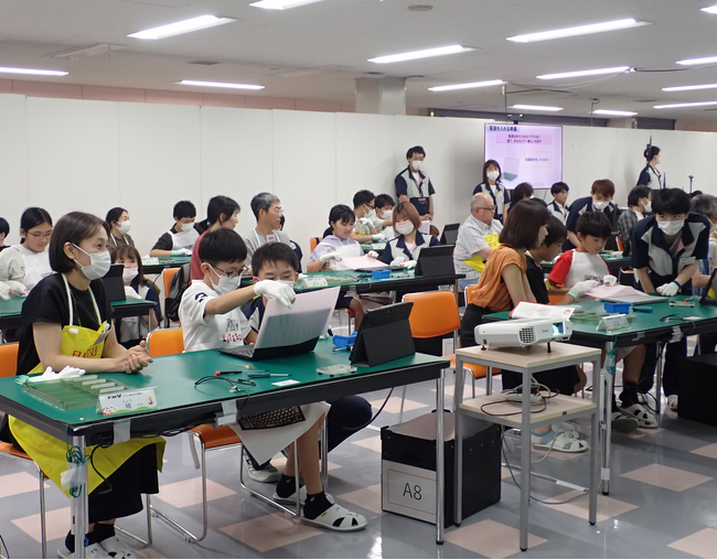 ファンがない！？とっても静かなノートパソコンを親子で作ってみよう！第18回「富士通FMVパソコン組み立て教室」を開催