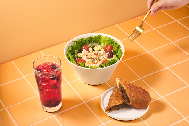 プロテインの累計販売数150万個以上を誇るウェルネスブランド『mariness』が初のカフェ「mariness cafe 代々木パーク店」を6月28日にオープン