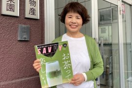 SAVVYを手にする岡本代表