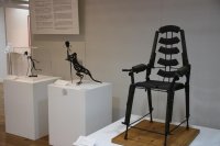 聖心女子大学が武器アート「椅子」と「バラを持つ恐竜」をBE＊hiveで新たに展示 ― 戦後80年となる今年、「平和」について考える契機に