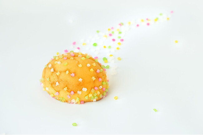 “食べる天の川“が登場！　星降る夜に、願いを込めて、7月7日【七夕1日限定】 「金平糖メロンパン」販売!
