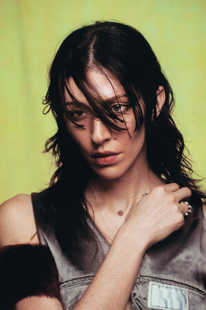 “アヴァン・ポップの女神”キャロライン・ポラチェック小島秀夫監督の最新ゲーム『Death Stranding 2: On The Beach』から新曲「On The Beach」とMVを緊急リリース