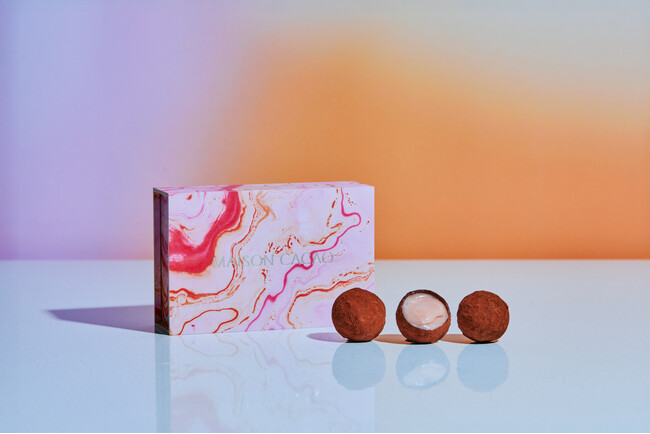 ひと口で、記憶に残る衝撃を。メゾンカカオのマスターピース【ショコラ・コキーユ】丸の内・横浜・オンラインショップ限定／7月は「白桃オレンジ」が登場