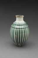 (1)信楽焼「青簾焼酎瓶」19C-20C前半/江戸時代後期-明治時代 当館蔵 (1)信楽焼「青簾焼酎瓶」19C-20C前半/江戸時代後期-明治時代 当館蔵