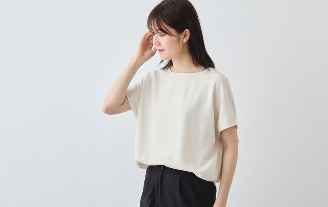 富山県生まれの「洗えるフレンチスリーブブラウス」登場 ～オンにもオフにも万能な新定番～