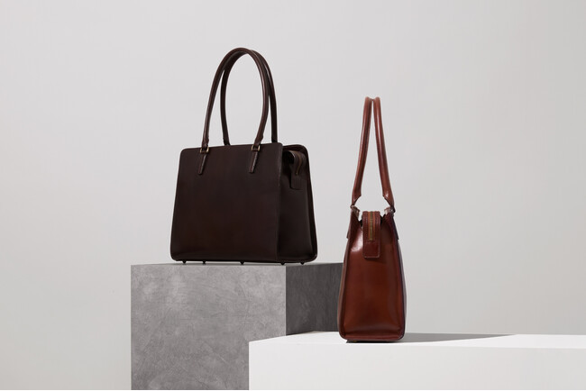 横顔に秘められた機能美。 アンティークレザーの新しいトートが誕生しました。