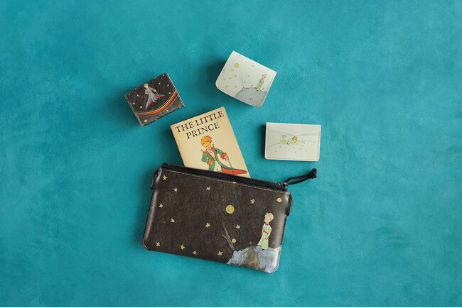 「星の王子さま」サン=テグジュペリの原作挿絵をデザインした、本革ミニ財布とカードケースが、6月29日”星の王子様の日” を記念して登場。
