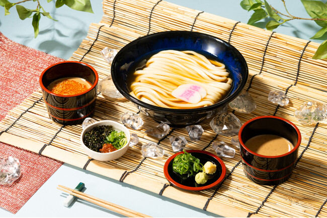 7/2(水)～「冷やし胡麻つけうどん」が1年ぶりに帰ってきます！専用に仕立てた冷たい出汁と濃厚胡麻だれでうどんを楽しむ、涼味あふれる夏の新定番！今年は生七味を入れて楽しむ「ちょい辛」バージョンも登場！