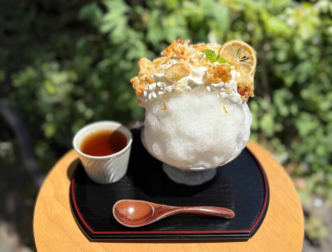 日本茶カフェ「八屋」より、暑い夏にぴったりなかき氷が登場！ 第３弾は、レモンパイのような味わいの『チーズクリームパイと檸檬のかき氷』～レモンシロップをふんだんに染み込ませた、さっぱりと楽しめるかき氷～