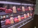 入口にはお肉がずらりと 入口にはお肉がずらりと