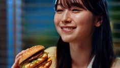 コカ・コーラ(R)伝説のCM「I feel Coke」の楽曲と懐かし人気アニメが心に響く、ビッグマック(R)の新TVCMが今年も登場！7月1日(火)から全国放映開始！