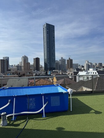 豊島区に新たな夏の体験を。クロスホーム高松IIの屋上にプール設営、7月1日よりレンタル開始 ～3m×2mの循環ポンプ付きプールで、特別な夏を屋上で。ふるさと納税にも対応～
