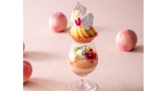 可愛らしい桃パフェの中で 重なり合うスイーツの層「パルフェ ペッシュ～桃のパフェ～」