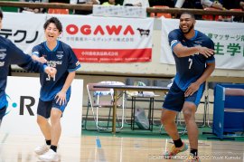 ホームゲームの会場に掲出された小川グループのバナーと選手