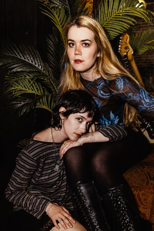 ガールズロックの決定版、NYブルックリン発のデイジー・ザ・グレートがニューアルバム『The Rubber Teeth Talk』をリリース、新曲“Dog”でクマのプーさんをモチーフにしたMVも公開中