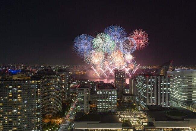 横浜・みなとみらいの夏夜を満喫。花火を望む20階テラスやプールで過ごす「花火鑑賞付き宿泊プラン」を本日より販売開始