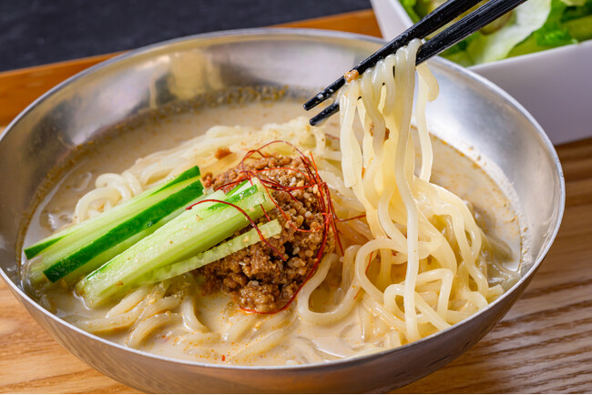 芸能人御用達の焼肉屋『牛恋』、前年比344%アップの冷麺に新作登場！本場盛岡直送生麺使用『ごま担々冷麺』夏季限定販売