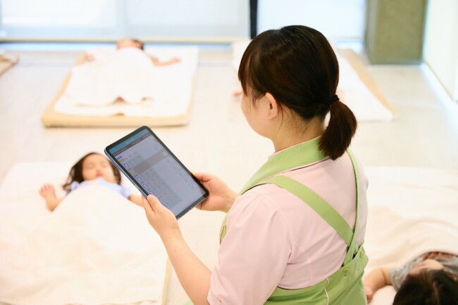 お昼寝時のSIDSから0歳児を守りたい！ 認証保育園全29施設に新型の「ルクミー午睡チェック」を導入