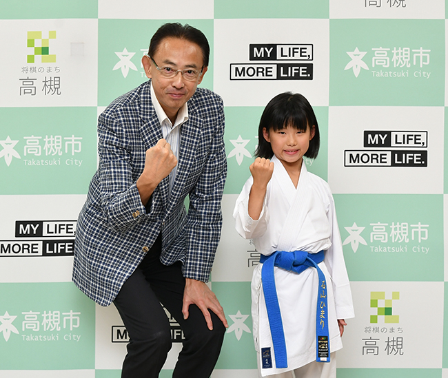 高槻市立郡家小2年の石山ひまりさんが空手道の全国大会出場を市長に報告