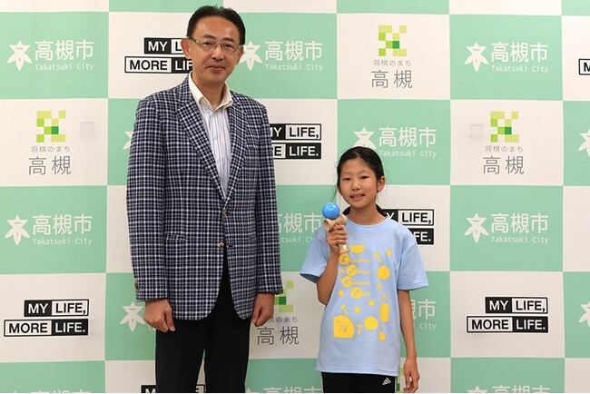 高槻市立阿武山小5年の後藤里沙さんがけん玉の全国大会出場を市長に報告